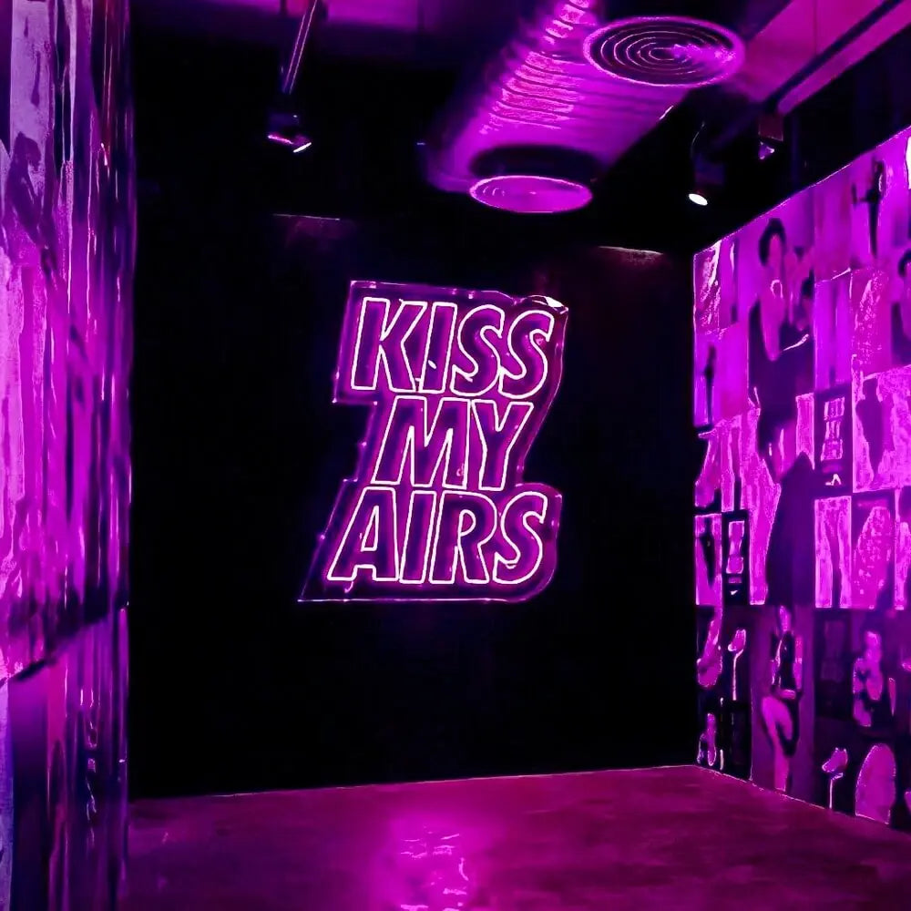 Kiss My Airs Neon Sign 𝕹𝖊𝖔𝖓 𝐏𝐚𝐫𝐚𝐝𝐲𝐬𝐞 